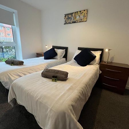 2 Double Beds Or 4 Singles, 2 Bathrooms, Free Parking, Smart Tv'S, Close To Gunwharf Quays, Beach & Historic Dockyard Portsmouth Zewnętrze zdjęcie