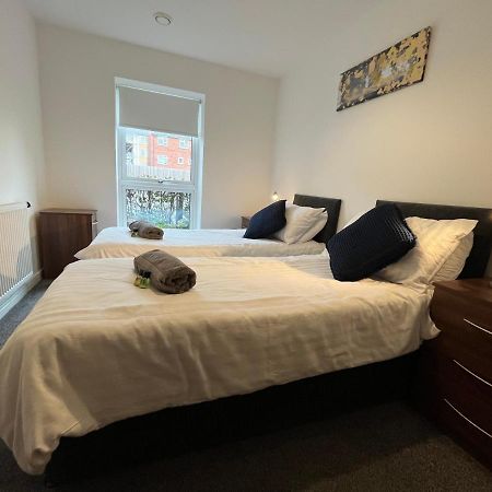 2 Double Beds Or 4 Singles, 2 Bathrooms, Free Parking, Smart Tv'S, Close To Gunwharf Quays, Beach & Historic Dockyard Portsmouth Zewnętrze zdjęcie