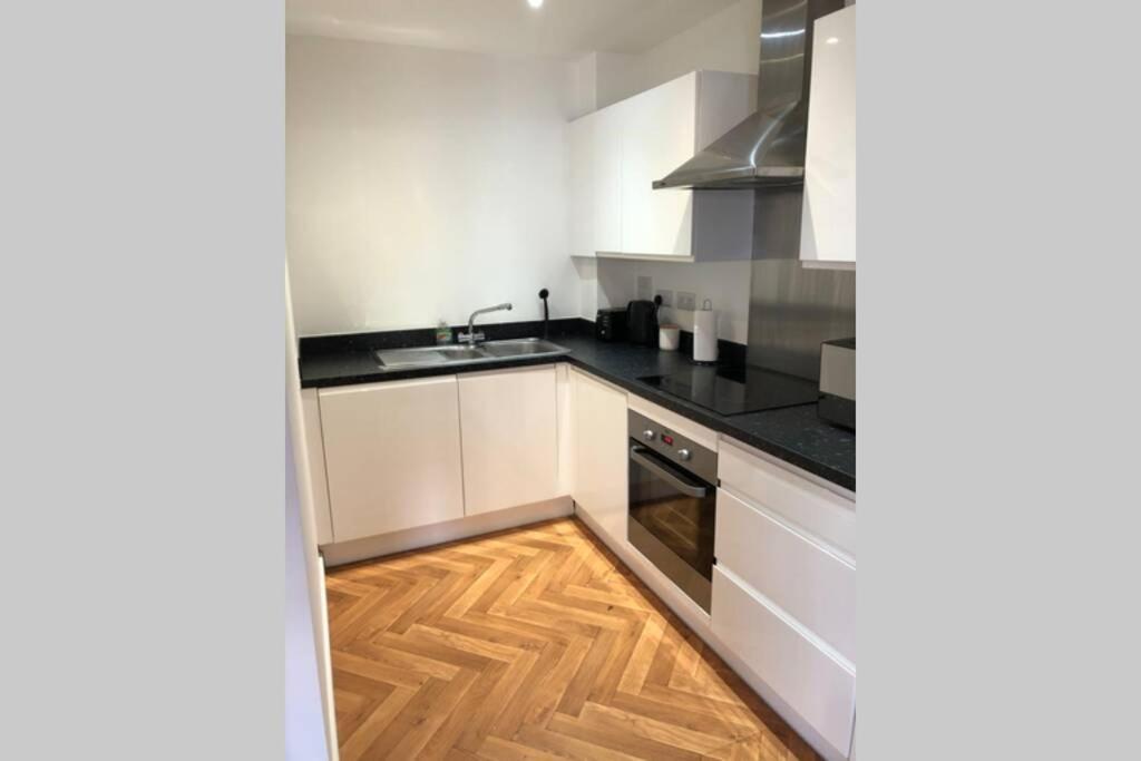2 Double Beds Or 4 Singles, 2 Bathrooms, Free Parking, Smart Tv'S, Close To Gunwharf Quays, Beach & Historic Dockyard Portsmouth Zewnętrze zdjęcie