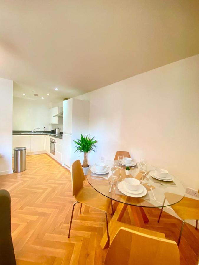 2 Double Beds Or 4 Singles, 2 Bathrooms, Free Parking, Smart Tv'S, Close To Gunwharf Quays, Beach & Historic Dockyard Portsmouth Zewnętrze zdjęcie