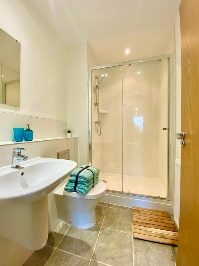 2 Double Beds Or 4 Singles, 2 Bathrooms, Free Parking, Smart Tv'S, Close To Gunwharf Quays, Beach & Historic Dockyard Portsmouth Zewnętrze zdjęcie