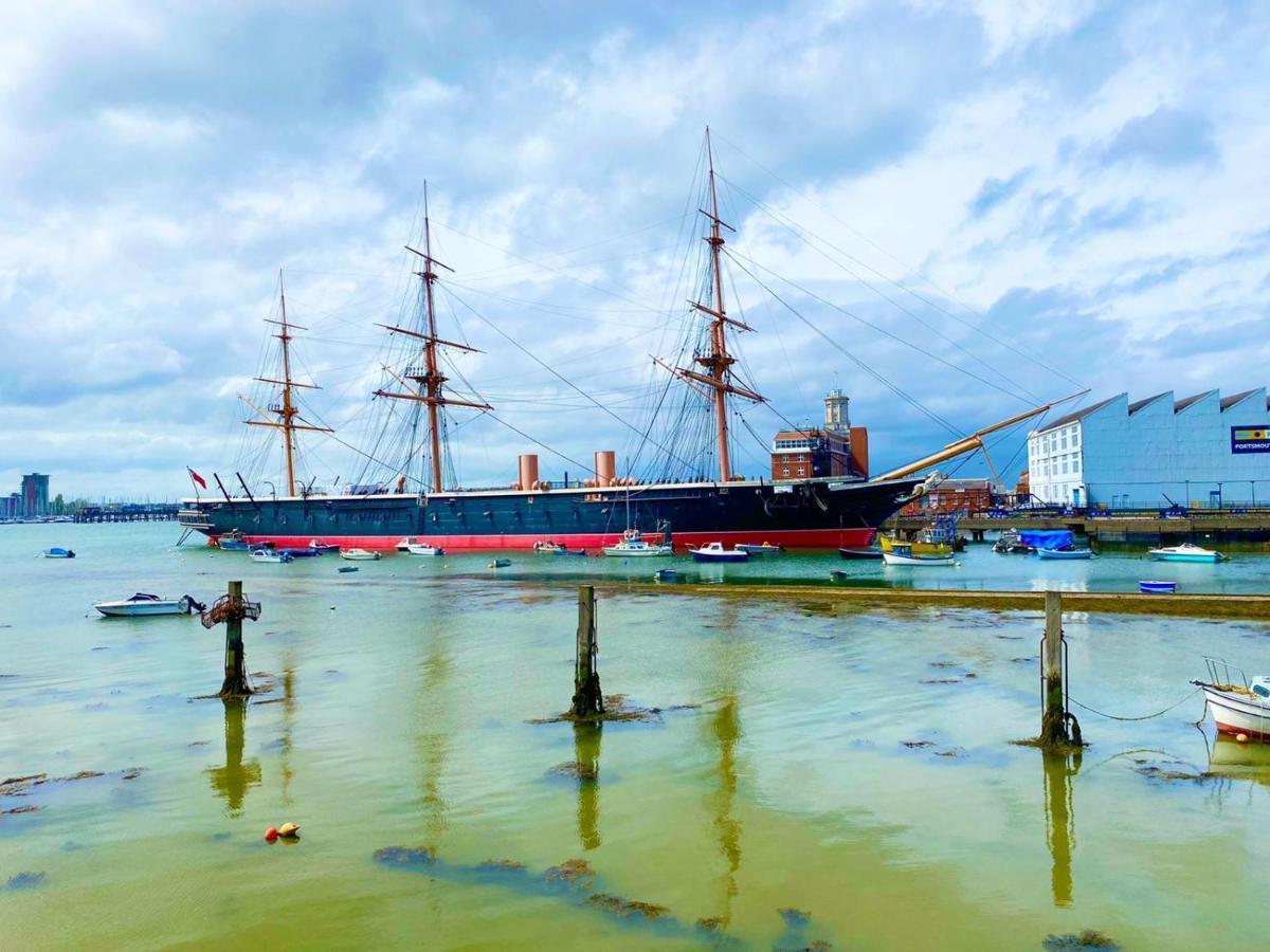 2 Double Beds Or 4 Singles, 2 Bathrooms, Free Parking, Smart Tv'S, Close To Gunwharf Quays, Beach & Historic Dockyard Portsmouth Zewnętrze zdjęcie