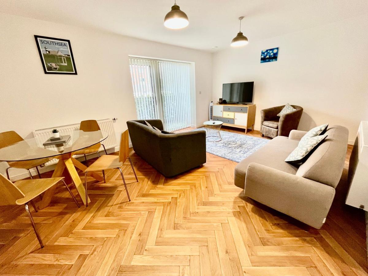 2 Double Beds Or 4 Singles, 2 Bathrooms, Free Parking, Smart Tv'S, Close To Gunwharf Quays, Beach & Historic Dockyard Portsmouth Zewnętrze zdjęcie